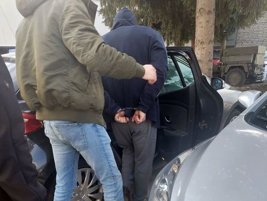 Zamojscy policjanci zatrzymali mężczyznę podejrzanego o rozbój w sklepie.