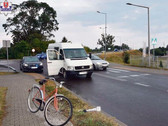 W Sitańcu kierujący busem nie zauważył przejeżdżającego przez przejście dla pieszych rowerzysty i go potrącił. Do zdarzenia doszło 16 sierpnia. Fot. Policja