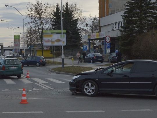 Zamość: Stłuczka na skrzyżowaniu. Ford uderzył w peugeota i hyundaia