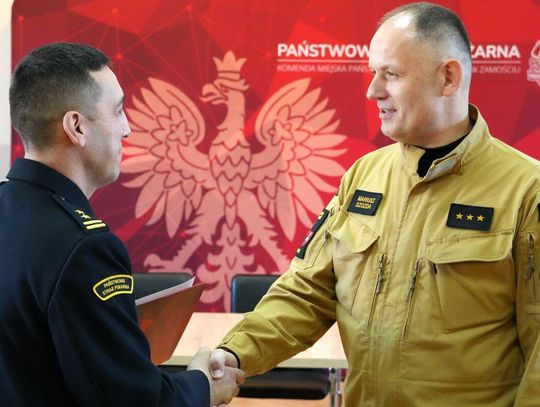Słowa podziękowania przekazał Mariuszowi Szoździe (z prawej) komendant miejski PSP w Zamościu. Fot. Straż Pożarna