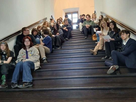 Spotkania na schodach to już tradycja w najstarszym zamojskim ogólniaku.