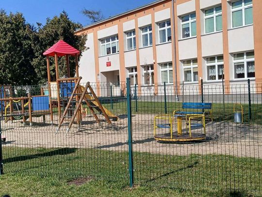 Zamość: System zmianowy dla klas 4-6 i przenosiny przedszkola do SP nr 8? Rodzice mówią NIE W związku z planowaną budową nowego przedszkola na os. Karolówka miasto chce od 1 września przenieść oddziały przedszkolne do budynku SP nr 8 w Zamościu, czego konsekwencją miałoby być wprowadzenie systemu zmianowego dla uczniów klas 4-6. Rodzice tych ostatnich wyrażają zdecydowany sprzeciw.