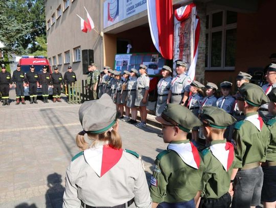 W Hrubieszowie hołd poległym oddali mieszkańcy, władze samorządowe oraz poczty sztandarowe.