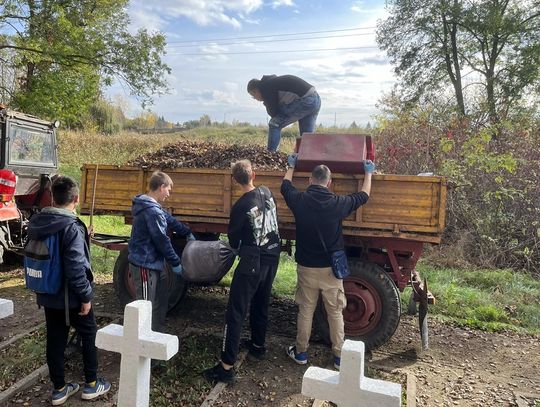 Uczniowie zamojskich szkół sprzątali groby na Rotundzie.