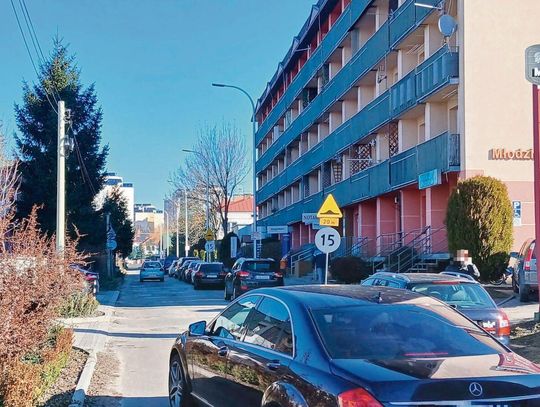 Mieszkańcy bloku przy ul. Młodzieżowej 6 (na zdjęciu: po prawej) chcą otwarcia ulicy na ul. Bołtucia.