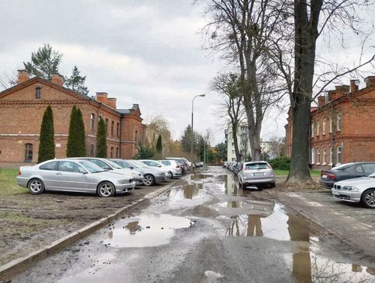 Stan nawierzchni ul. Koszary w Zamościu pozostawia wiele do życzenia.