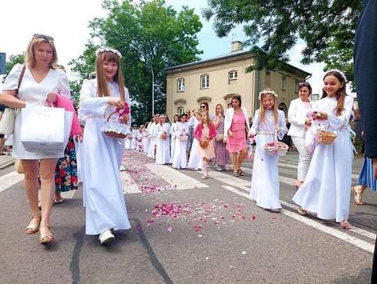 Dziewczynki sypią kwiaty podczas procesji Bożego Ciała w Zamościu. 30 maja 2024 roku.
