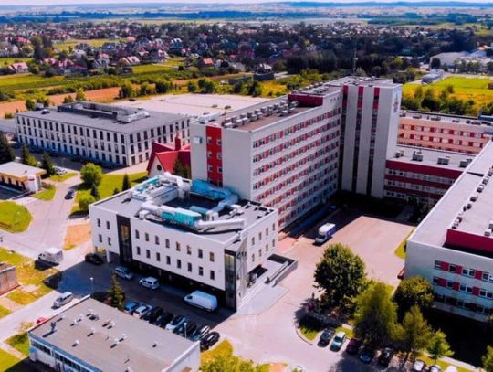Zamość: W szpitalu urwała się winda. Spadła z pracownikiem w środku Podczas prac montażowych windy w Samodzielnym Publicznym Szpitalu Wojewódzkim im. Jana Pawła II w Zamościu doszło do wypadku.