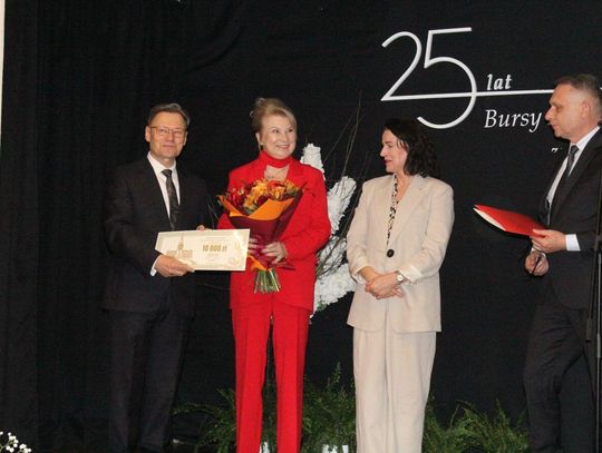 Waldemarowi Leszczyńskiemu (z lewej) gratulowali przedstawiciele władz samorządowych i oświatowych.