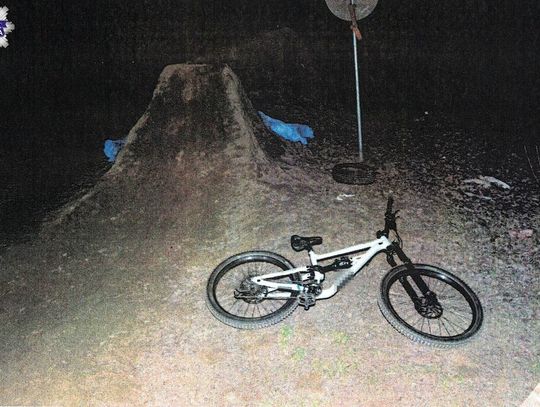 Teren, gdzie doszło do wypadku jest nieogrodzony i zwyczajowo wykorzystywany przez miłośników wyczynowej jazdy na rowerze lub hulajnodze.