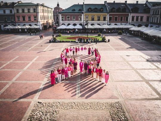 Kobiety w Zamościu zachęcają do badania piersi.