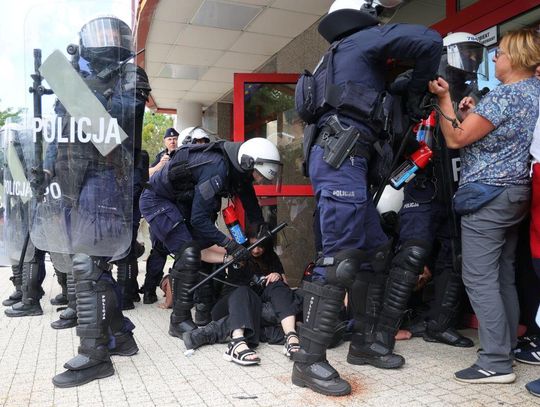Zamość: Zagrożenie radiacyjne z Ukrainy? Przy Urzędzie Wojewódzkim roi się od służb, ale... to tylko ćwiczenia [ZDJĘCIA]