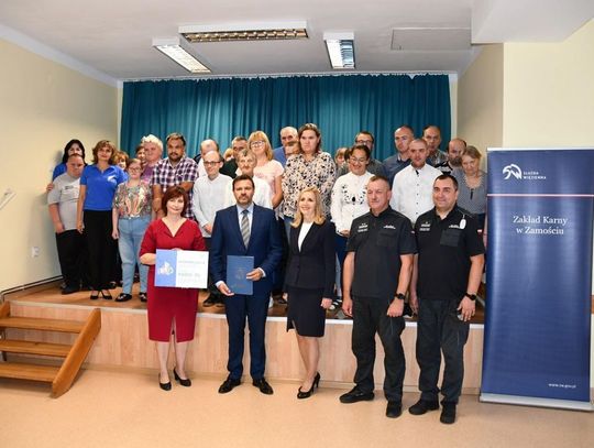 Przekazanie symbolicznego czeku odbyło się 12 września w placówce Stowarzyszenia w Dobrej Wierze w Wolicy Brzozowej. Fot. ZK Zamość