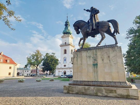 Zamość: Zaniedbany pomnik hetmana Jana Zamoyskiego. Ktoś powinien o niego zadbać