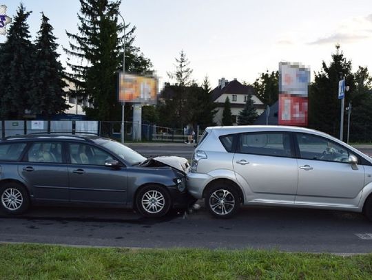 Na ul. Wyszyńskiego w Zamościu kierujący Volvem 38-latek uderzył w Toyotę.