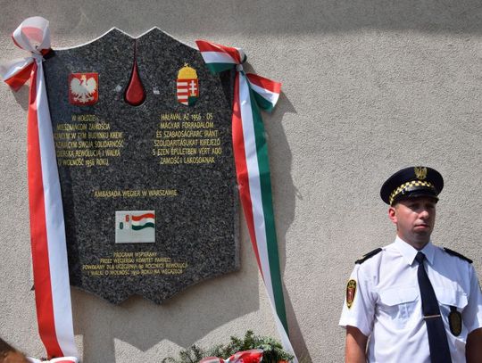 Zamościanie pomagali Węgrom. Pamiątkowa tablica na Kropli Mleka odsłonięta