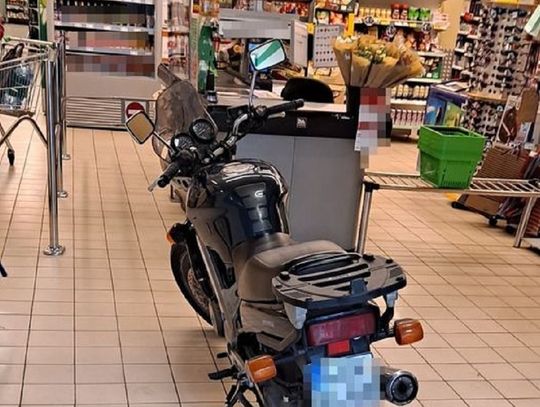 33-letni mężczyzna wjechał motocyklem do supermarketu i zaparkował przy kasach.