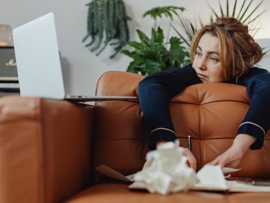 Według danych resortu pracy, w lutym 2026 r. stopa bezrobocia w Polsce wzrosła do 6,1 proc. W urzędach pracy było zarejestrowanych już 956 tys. osób. o 110 tys. więcej niż rok wcześniej.