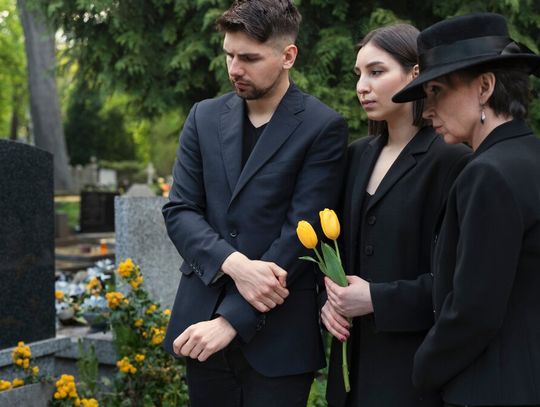 Zasiłek pogrzebowy przysługuje osobie, która pokryła koszty pogrzebu. W przypadku członka rodziny świadczenie wynosi obecnie 7 tys. zł, niezależnie od rzeczywistych kosztów pochówku.