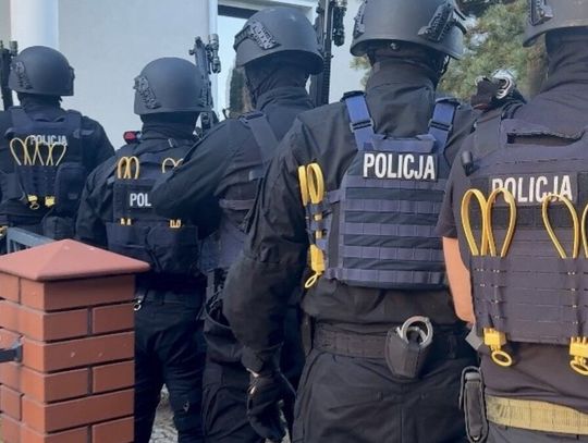 Policjanci rozbili grupę przestępczą, która wyrabiała i sprzedawała fałszywe dokumenty szkolne. Narazili w ten sposób ZUS i skarbówkę na milionowe straty.