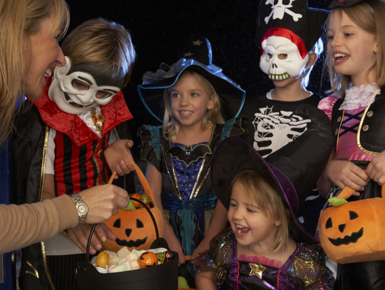 Halloween coraz częściej organizują też Polacy. Nie przeszkadza im to jednocześnie w obchodzeniu Święta Zmarłych.