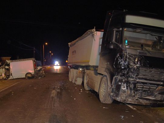 14 lutego zmarł 43-latek, który kierując wczoraj renaultem zderzył się z ciężarowym volvo.