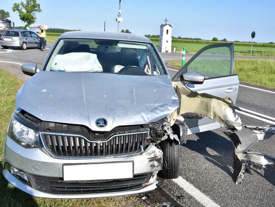 Zderzenie dwóch aut. Pasażerka jednego z nich trafiła do szpitala