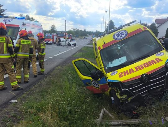 W Bodaczowie w gm. Szczebrzeszyn karetka zderzyła się z toyotą. Cztery osoby trafiły do szpitali. Do zdarzenia doszło w niedzielę, 7 czerwca.