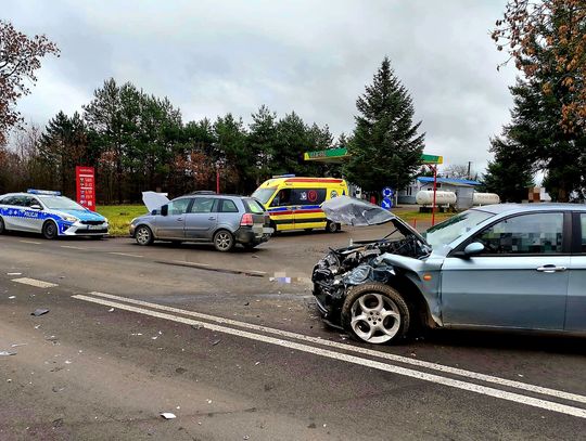 19-letni kierowca alfy romeo nie zachował prawidłowej odległości i najechał na tył opla, doprowadzając do zderzenia pojazdów.