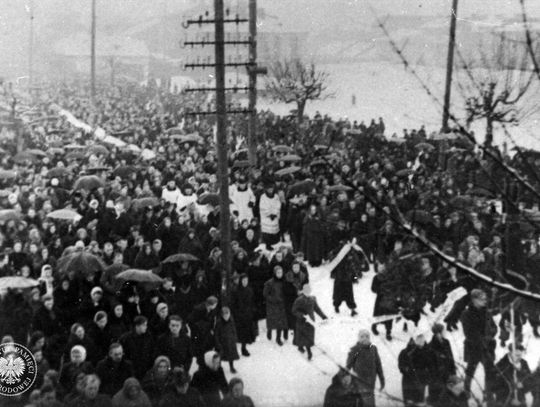 Instytut Pamięci Narodowej opublikował 3 lutego zdjęcia z pogrzebu Dzieci Zamojszczyzny w Siedlcach.