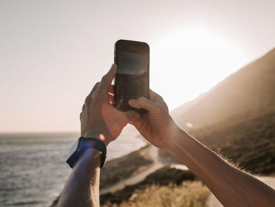 Zdjęcie z wakacji na L4? ZUS cofa zasiłki i żąda zwrotu pieniędzy ZUS coraz częściej kontroluje chorych także przez media społecznościowe