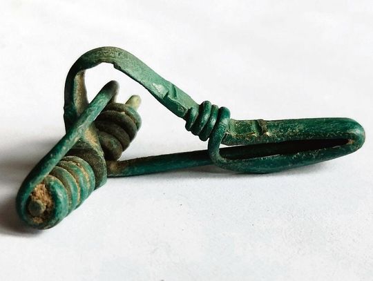 Najstarszym i najciekawszym znaleziskiem okazała się kuszowata zapinka (fibula) z okresu rzymskiego.