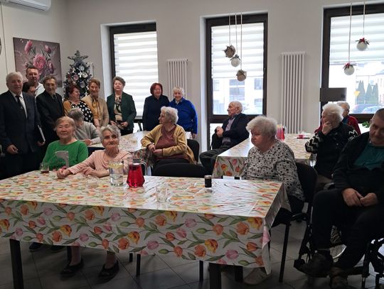 Wizyta zakończyła się wspólnym poczęstunkiem, a zespół Echo przekazał drobne upominki dla uczestników centrum. Fot. GOK Stary Zamość