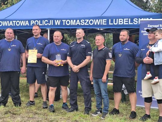 Tomaszowscy policjanci w I Wojewódzkich Mistrzostwach Policjantów województwa lubelskiego w przeciąganiu liny zdobyli złoty medal.