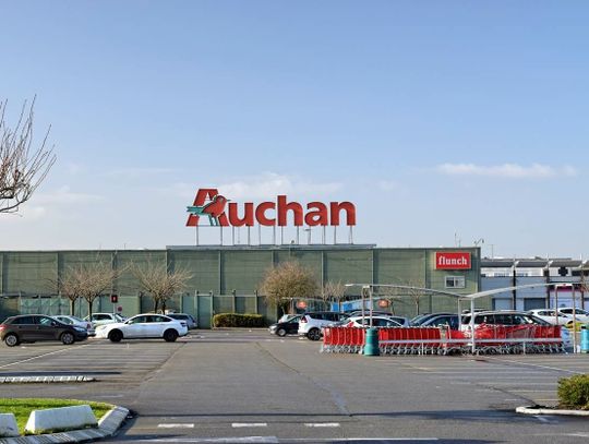 Znany artysta bojkotuje sklep Auchan. Pomagają mu internauci