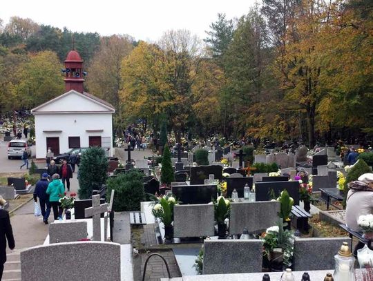 Zniczodzielnia. Coraz częstszy widok na polskich cmentarzach