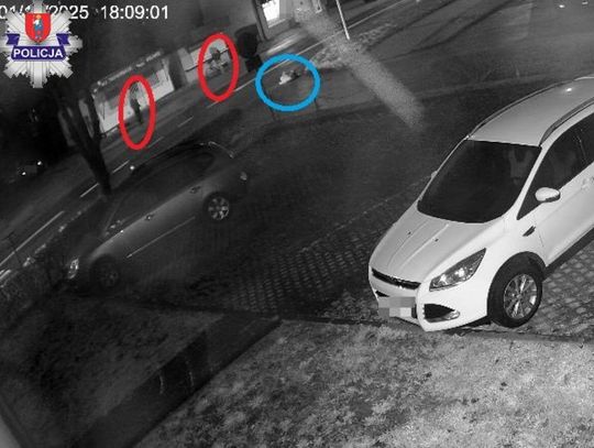 Znieczulica w Zamościu. Ani piesi, ani kierowcy nie wezwali pomocy do potrąconego człowieka. On nie przeżył Zabezpieczone nagrania z monitoringu pokazują smutną prawdę. Nikt nie udzielił pomocy potrąconemu w Zamościu pieszemu. Mężczyzna zmarł.