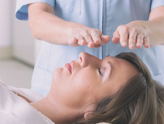 Na raka piersi najlepsze są okłady z marchewki. To porada z książki, którą można było kupić na poczcie. Lekarze apelowali o usunięcie takich publikacji. Jest finał.