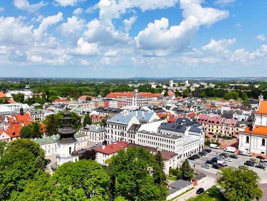 Zakończył się pierwszy etap konkursu na nowe logo promocyjne Zamościa. Komisja konkursowa wybrała trzy projekty, które powalczą teraz o zwycięstwo w głosowaniu mieszkańców, do których należy ostatnie słowo