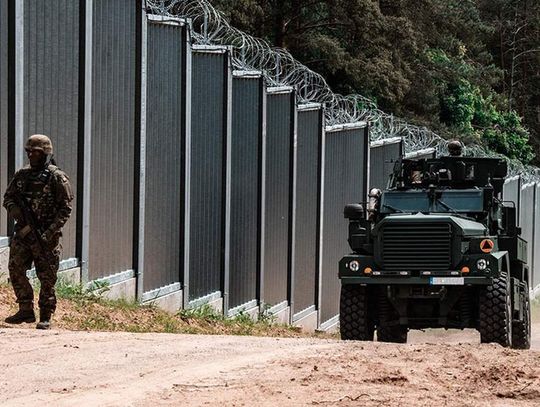 Trzech żołnierzy zostało zatrzymanych. Oddali strzały ostrzegawcze, gdy na zaporę graniczną ze strony Białorusi napierała 50-osobowa grupa imigrantów. Usłyszeli już zarzuty.