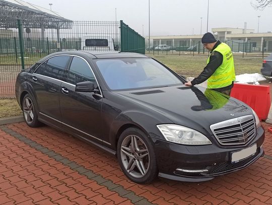 Zosin: 37-letni Ukrainiec zatrzymany na przejściu granicznym. Jechał kradzionym mercedesem Zosin: 37-letni Ukrainiec zatrzymany na przejściu granicznym. Jechał kradzionym mercedesem