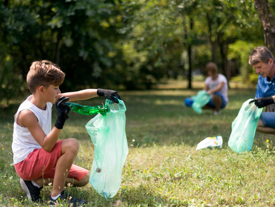 Zwierzęta w foliowej pułapce. Leśnicy apelują o zdrowy rozsądek