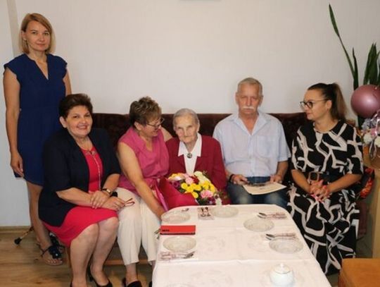 14 sierpnia jubilatkę odwiedziła burmistrz Zwierzyńca wraz z panią sekretarz i zastępcą kierownika USC. Fot. UM Zwierzyniec