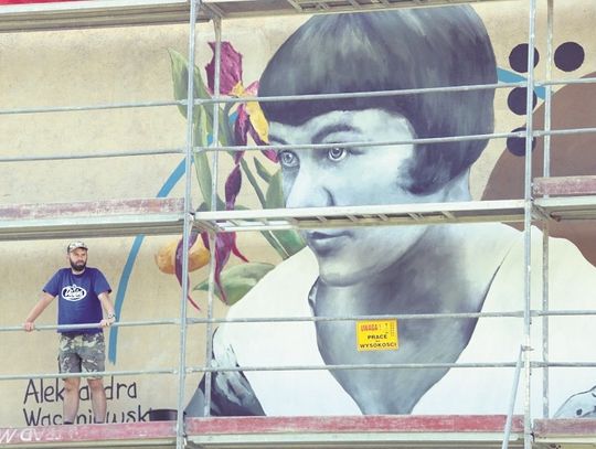 Zwierzyniec: Wachniewska na ścianie, czyli Andrejkow maluje kolejny mural w regionie