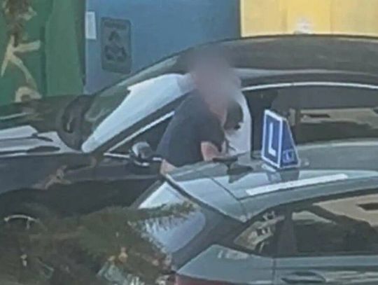 Instruktor jazdy odpowiedział pięściami na krytyczne uwagi innego kierowcy, że prowadząc auto, rozmawia przez telefon. Na dodatek w obecności kursanta.