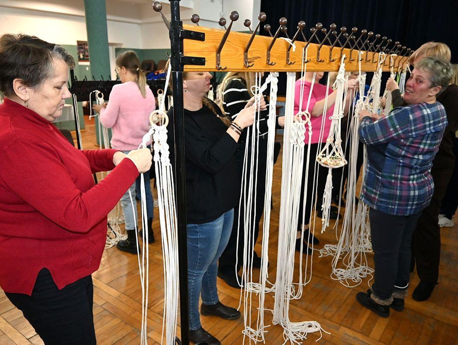 Zrobisz własny lampion. Zapisz się na warsztaty makramy w Podhorcach