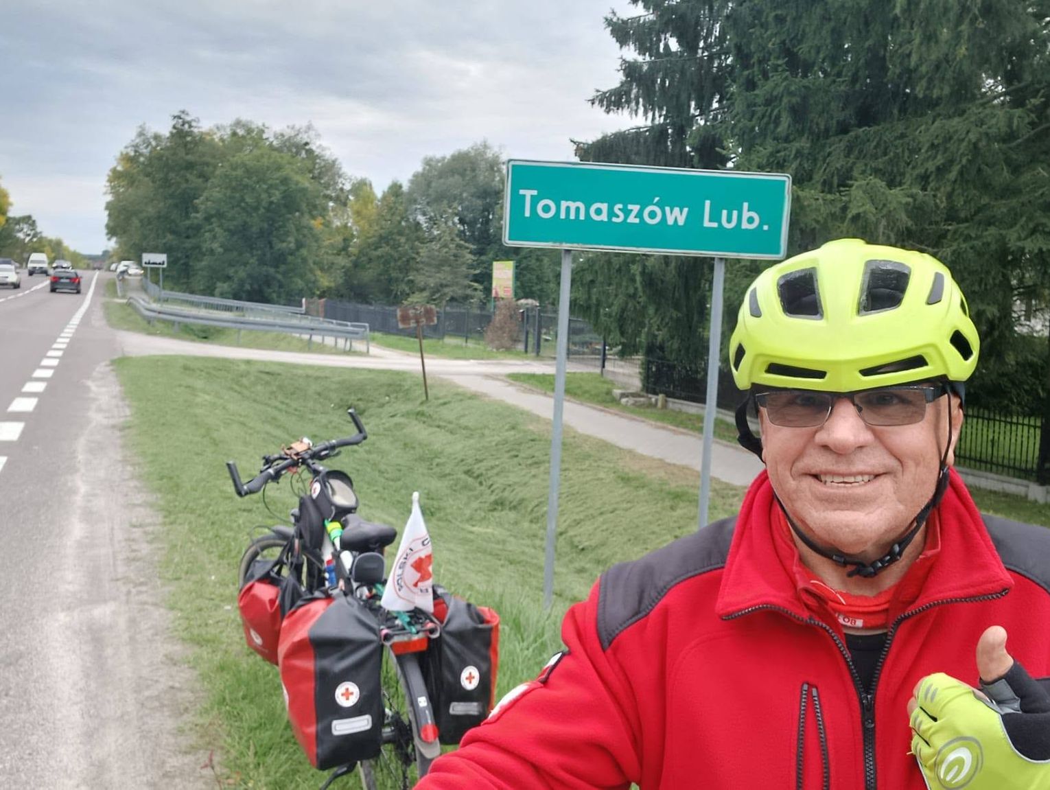 1500 kilometrów dla PCK. Janusz Kobyłka zakończył rowerową wyprawę w Tomaszowie