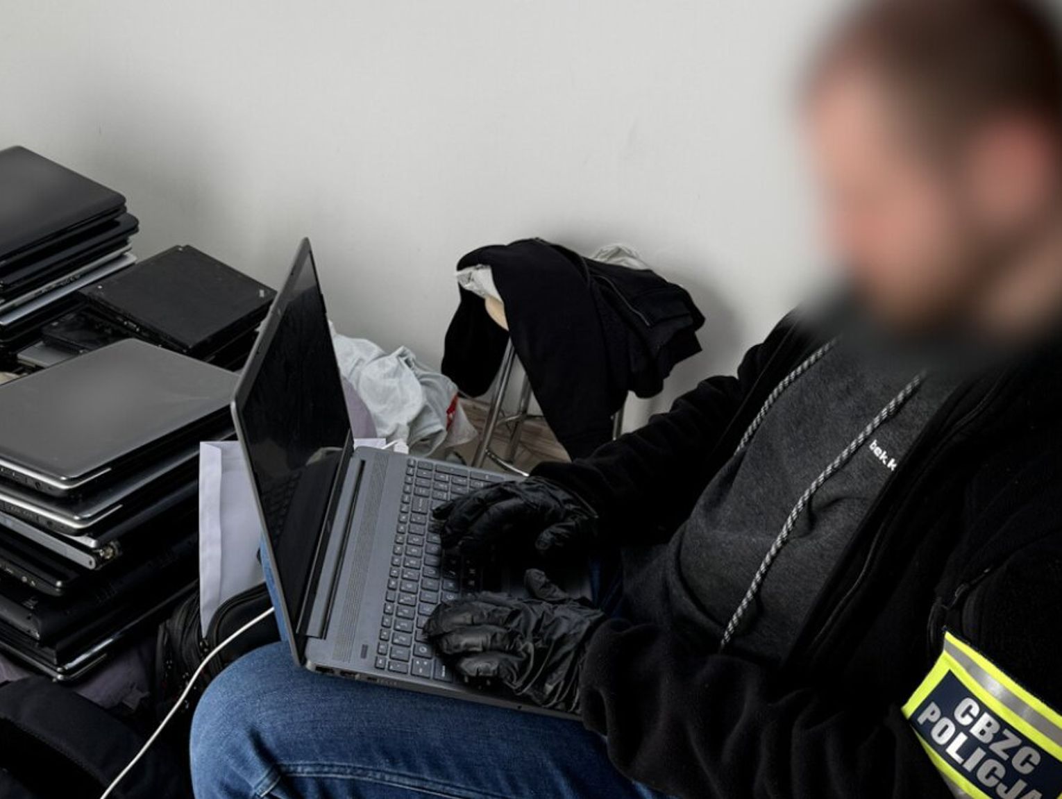 19-latek fotografował nago swoją małoletnią siostrę. „Ogień piekielny” uderzył w pedofilów