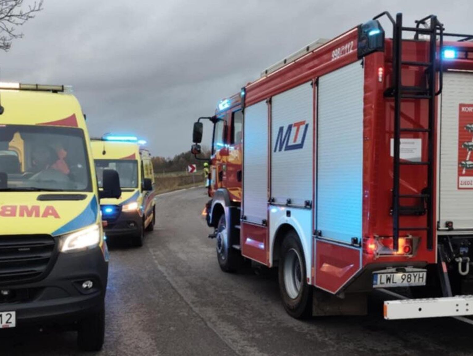 19-latek z audi zderzył się z busem przewożącym żołnierzy. Dwie osoby trafiły do szpitala