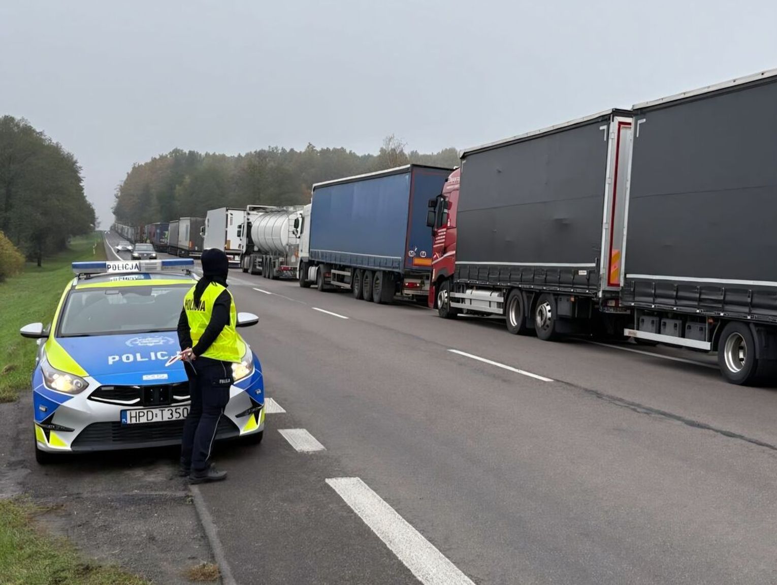 48 kilometrowa kolejka do granicy w Hrebennem. Trzeba czekać 25 godzin, na miejscu jest policja